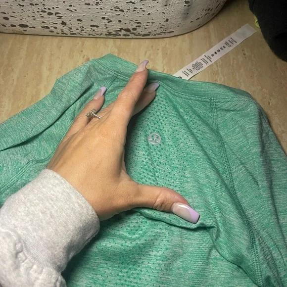 Lululemon Swiftly Tech Long Sleeve Size 2 (SOLD OUT COLOR) New With Tags - Picture 4 of 5